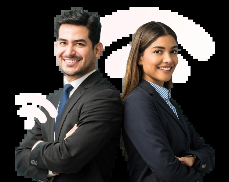 Um homem e uma mulher estão lado a lado, de costas um para o outro, ambos sorrindo. O homem tem cabelos escuros e curtos, veste um terno preto com gravata azul e camisa branca. A mulher tem cabelos castanhos compridos, usa um blazer preto, camisa listrada azul e branca. Ambos têm uma postura confiante, com os braços cruzados, parecendo profissionais em um ambiente de trabalho formal.