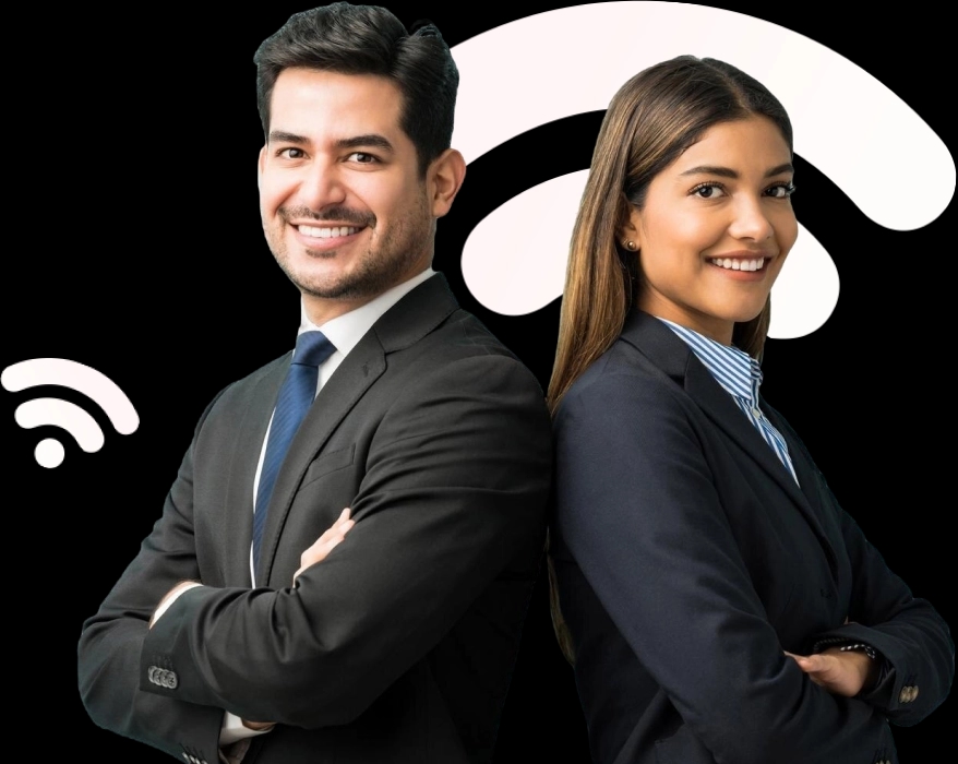 Um homem e uma mulher estão lado a lado, de costas um para o outro, ambos sorrindo. O homem tem cabelos escuros e curtos, veste um terno preto com gravata azul e camisa branca. A mulher tem cabelos castanhos compridos, usa um blazer preto, camisa listrada azul e branca. Ambos têm uma postura confiante, com os braços cruzados, parecendo profissionais em um ambiente de trabalho formal.