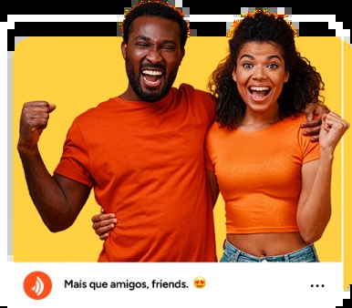 Imagem de um homem e uma mulher abraçados, sorrindo e comemorando com alegria.