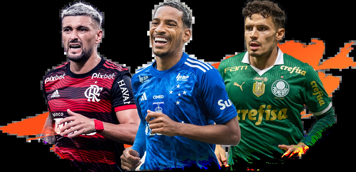 Três jogadores de times diferentes posam lado a lado em frente a um estádio iluminado, os uniformes são, respectivamente do Flamengo, Cruzeiro e Palmeiras.