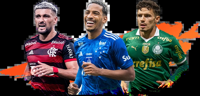 Três jogadores de times diferentes posam lado a lado em frente a um estádio iluminado, os uniformes são, respectivamente do Flamengo, Cruzeiro e Palmeiras.