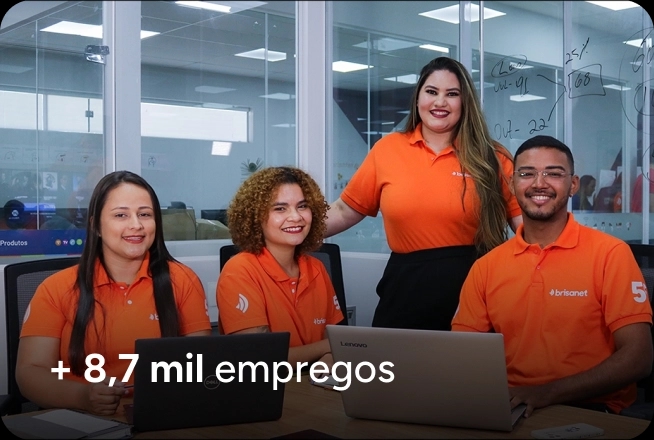 Quatro pessoas, três mulheres e um homem, vestindo camisas polo laranjas com o logotipo da Brisanet, posam em um ambiente de escritório com laptops. O texto sobreposto diz: "+ 8,7 mil empregos".