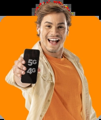 Homem sorrindo com o celular na mão, mostrando nossa rede móvel 4g-5g
