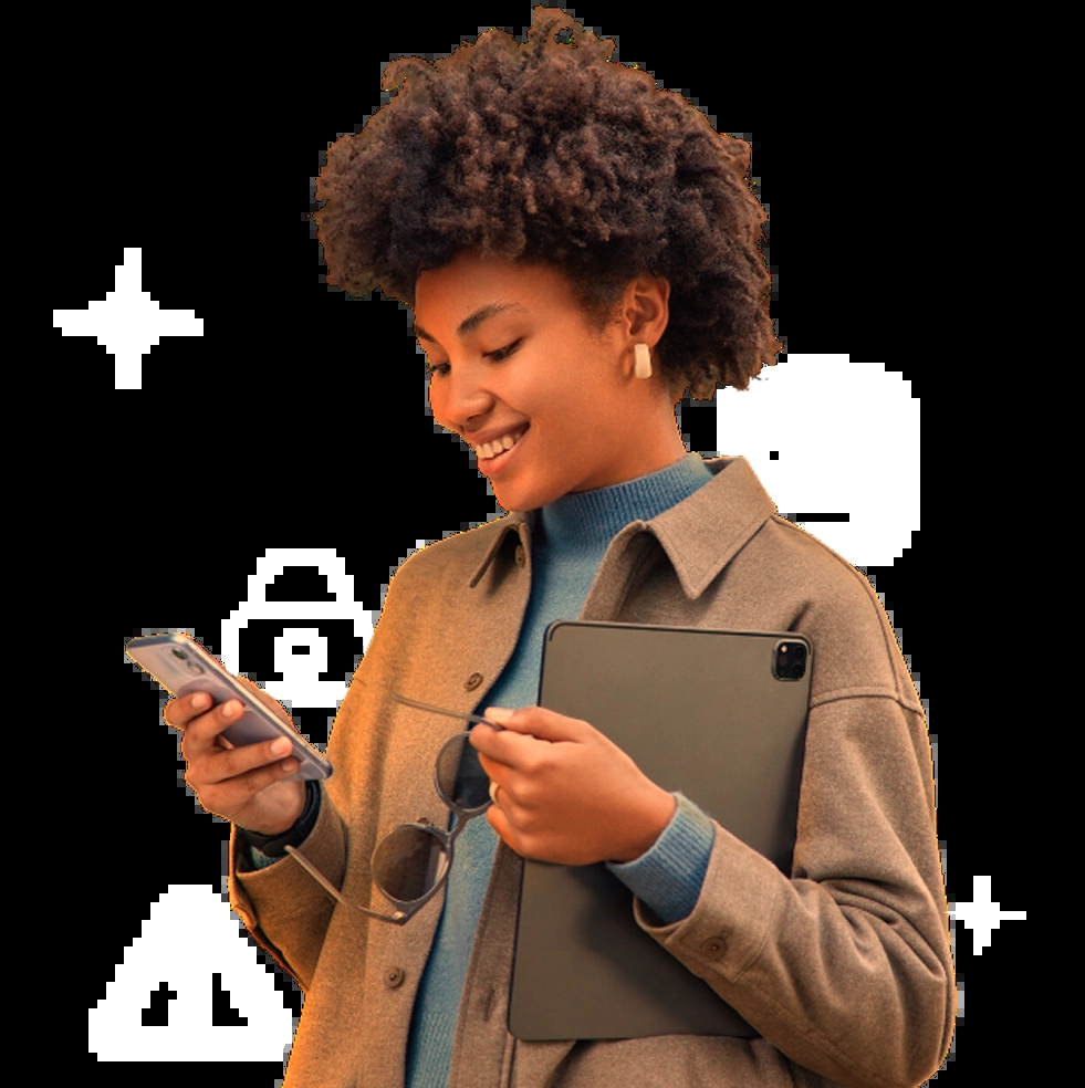 Uma mulher com cabelo curto e crespo segura um celular na mão esquerda e um tablet escuro na mão direita. Ela está olhando para o celular. Ícones de cadeado, uma base de dados e um triângulo de aviso estão ao redor.