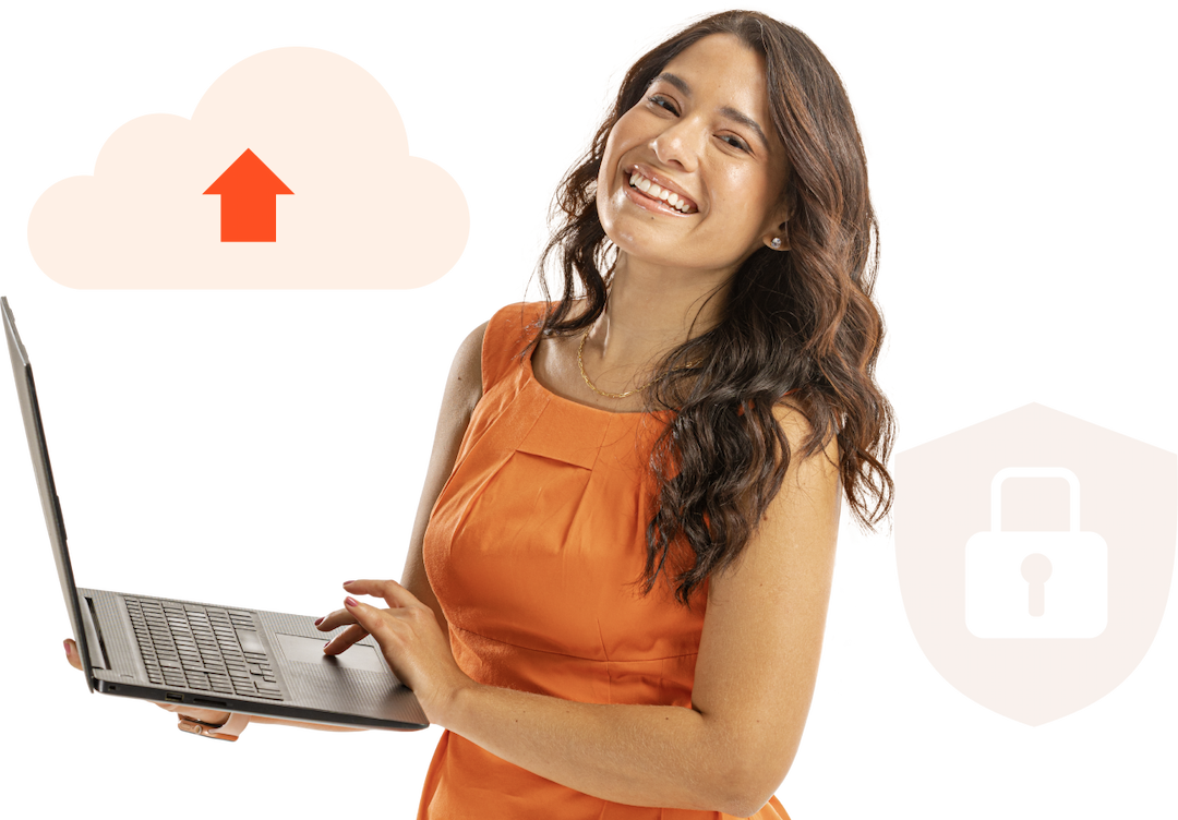 Uma mulher exibe um sorriso enquanto segura um notebook, com ilustrações ao seu redor: um escudo com cadeado e outra de  um uma nuvem com sinal para baixar.