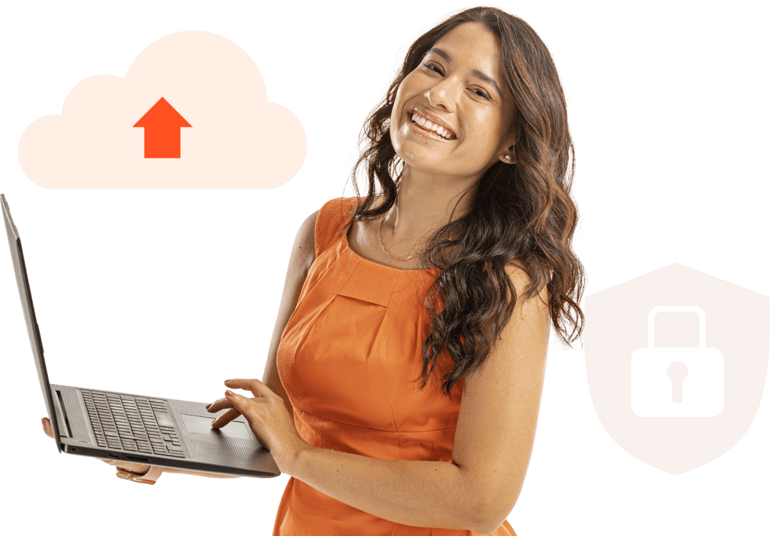 Uma mulher exibe um sorriso enquanto segura um notebook, com ilustrações ao seu redor: um escudo com cadeado e outra de  um uma nuvem com sinal para baixar.