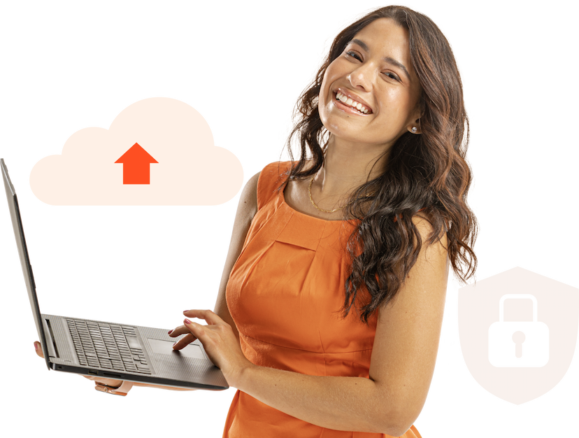 Uma mulher exibe um sorriso enquanto segura um notebook, com ilustrações ao seu redor: um escudo com cadeado e outra de  um uma nuvem com sinal para baixar.