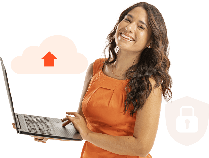 Uma mulher exibe um sorriso enquanto segura um notebook, com ilustrações ao seu redor: um escudo com cadeado e outra de  um uma nuvem com sinal para baixar.