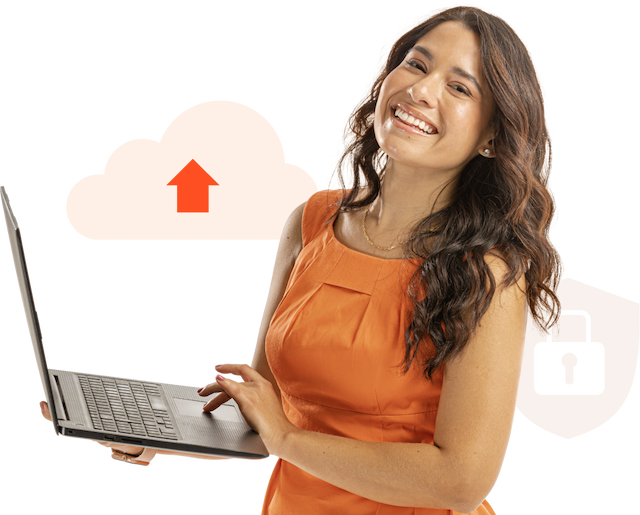 Uma mulher exibe um sorriso enquanto segura um notebook, com ilustrações ao seu redor: um escudo com cadeado e outra de  um uma nuvem com sinal para baixar.
