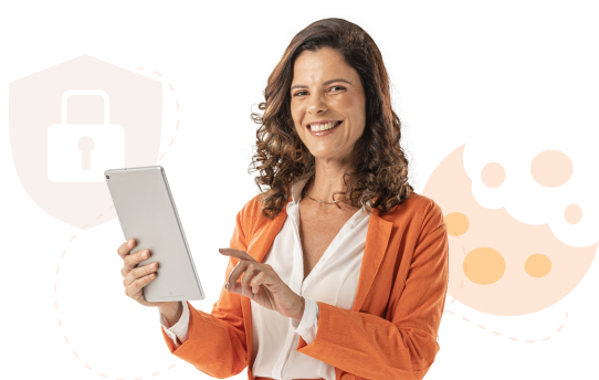 Uma mulher exibe um sorriso enquanto segura um tablet, com ilustrações ao seu redor: um escudo com cadeado e outra de um  cookie, sugerindo segurança.