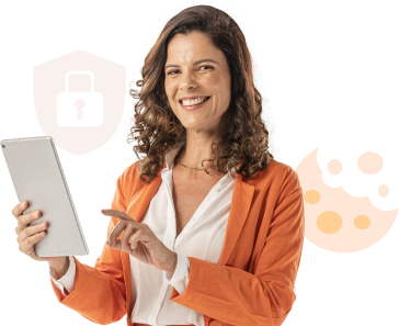 Uma mulher exibe um sorriso enquanto segura um tablet, com ilustrações ao seu redor: um escudo com cadeado e outra de um  cookie, sugerindo segurança.