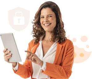 Uma mulher exibe um sorriso enquanto segura um tablet, com ilustrações ao seu redor: um escudo com cadeado e outra de um  cookie, sugerindo segurança.
