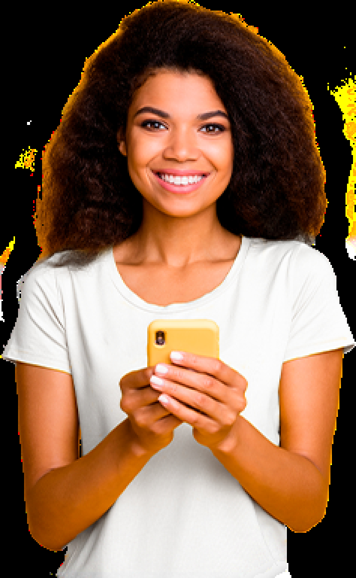 Mulher de pele preta sorrindo com um celular nas mãos