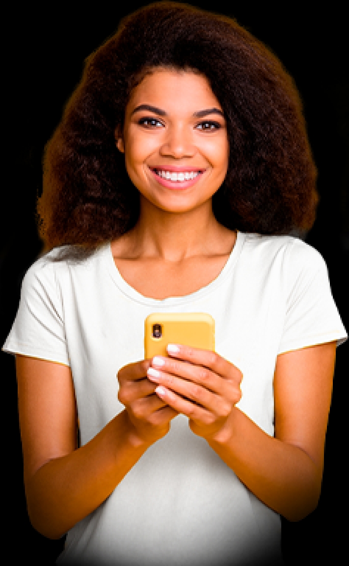 Mulher de pele preta sorrindo com um celular nas mãos