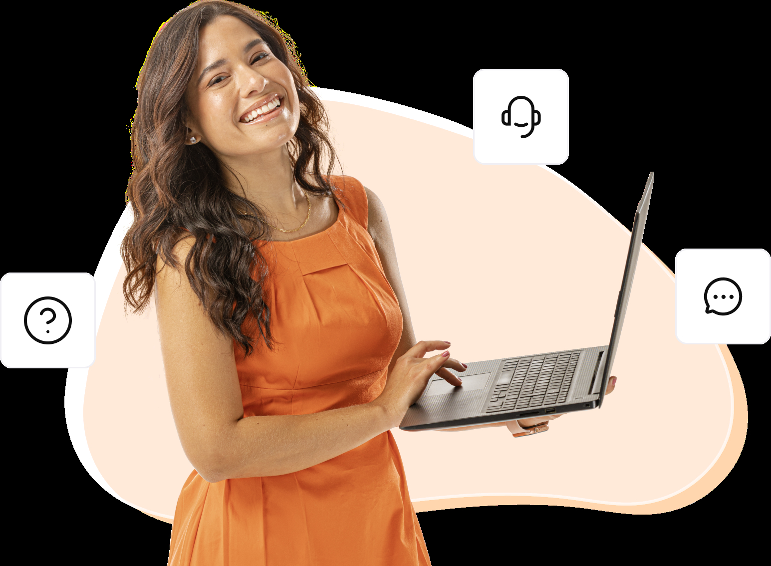 Mulher de pele branca sorrindo com um notebook em maos