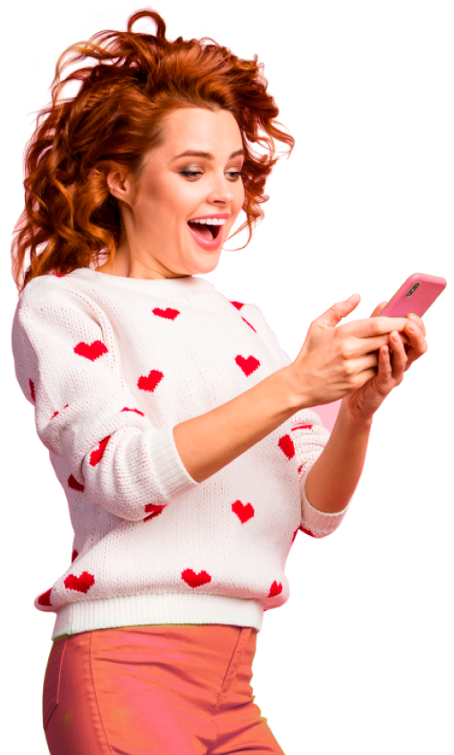 Mulher feliz utilizando o celular