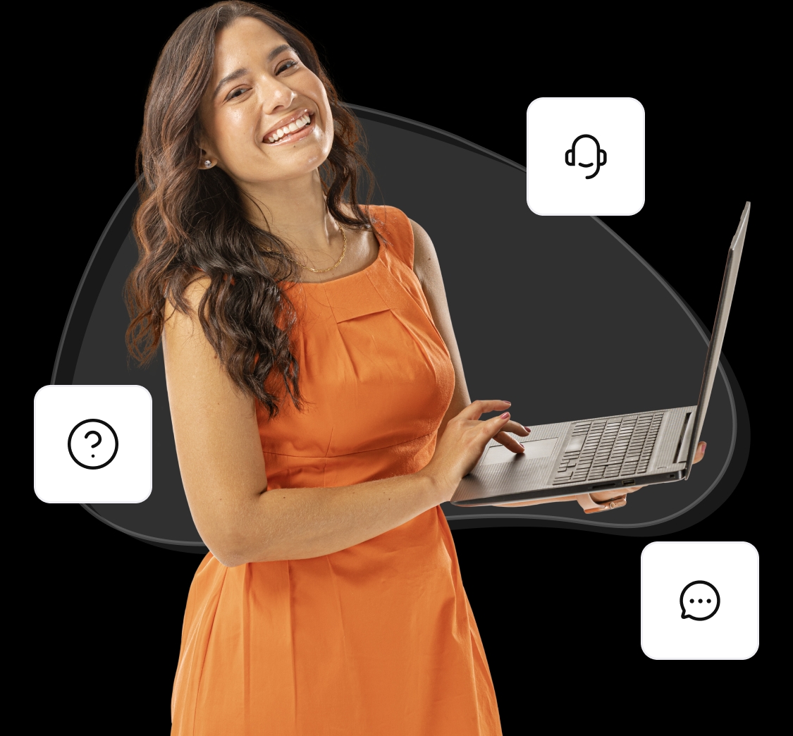 Mulher de pele branca sorrindo com um notebook em maos