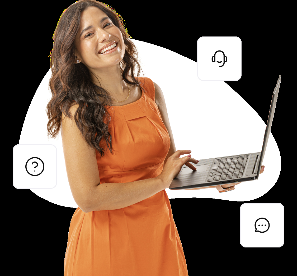 Mulher de pele branca sorrindo com um notebook em maos