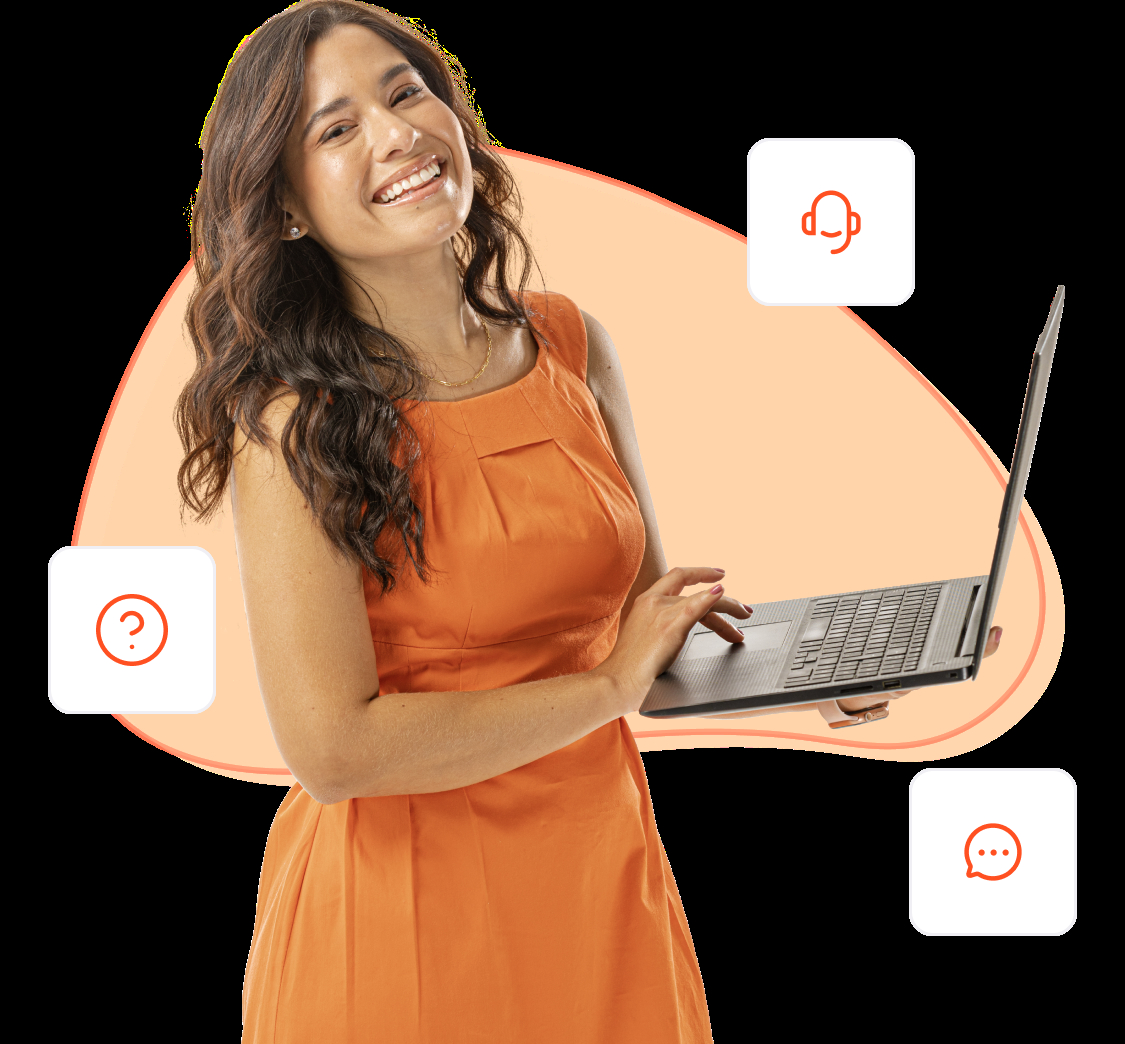 Mulher de pele branca sorrindo com um notebook em maos