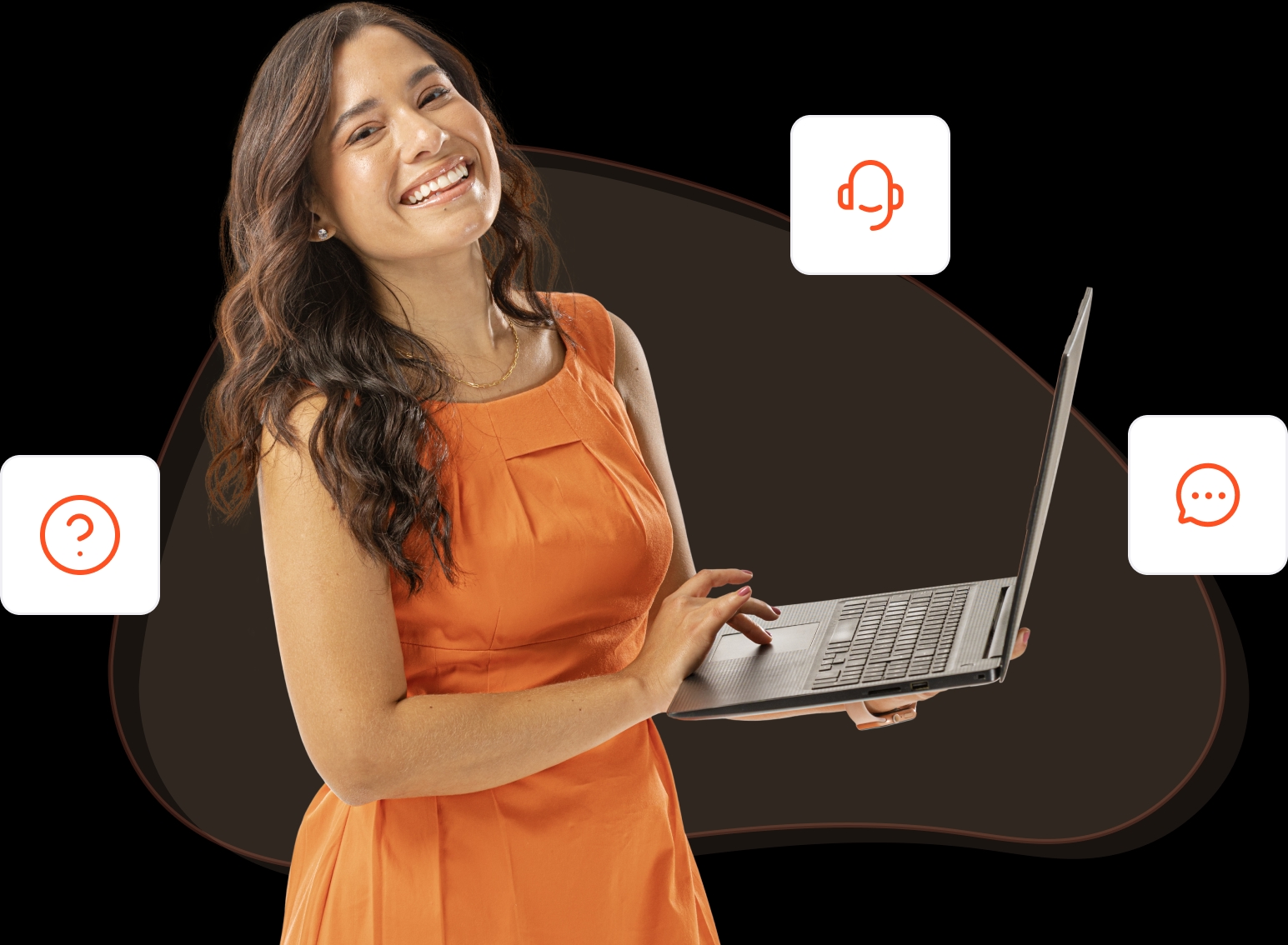 Mulher de pele branca sorrindo com um notebook em maos