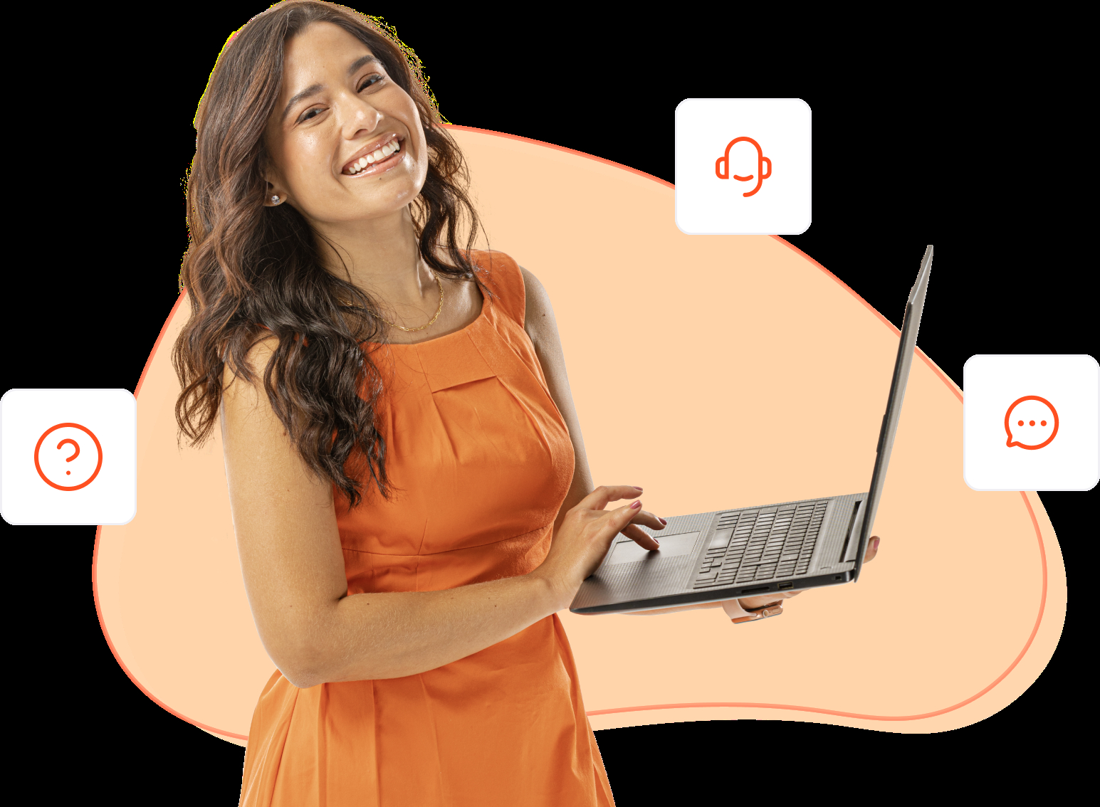 Mulher de pele branca sorrindo com um notebook em maos