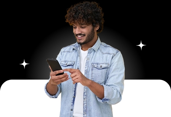 Homem pardo de camisa jeans usa um smartphone e sorri. Uma forma retangular com cantos arredondados está posicionada atrás dele. Pequenos ícones de brilho estão ao redor.