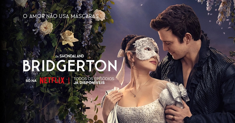 Imagem da serie Bridgerton, onde mostra o casal principal se abraçando em um jardim à noite.