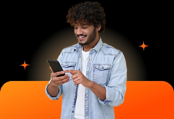 Homem pardo de camisa jeans usa um smartphone e sorri. Uma forma retangular com cantos arredondados está posicionada atrás dele. Pequenos ícones de brilho estão ao redor.