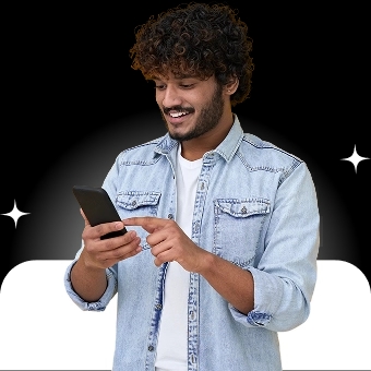Homem pardo de camisa jeans usa um smartphone e sorri. Uma forma retangular com cantos arredondados está posicionada atrás dele. Pequenos ícones de brilho estão ao redor.