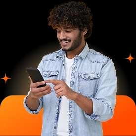 Homem pardo de camisa jeans usa um smartphone e sorri. Uma forma retangular com cantos arredondados está posicionada atrás dele. Pequenos ícones de brilho estão ao redor.