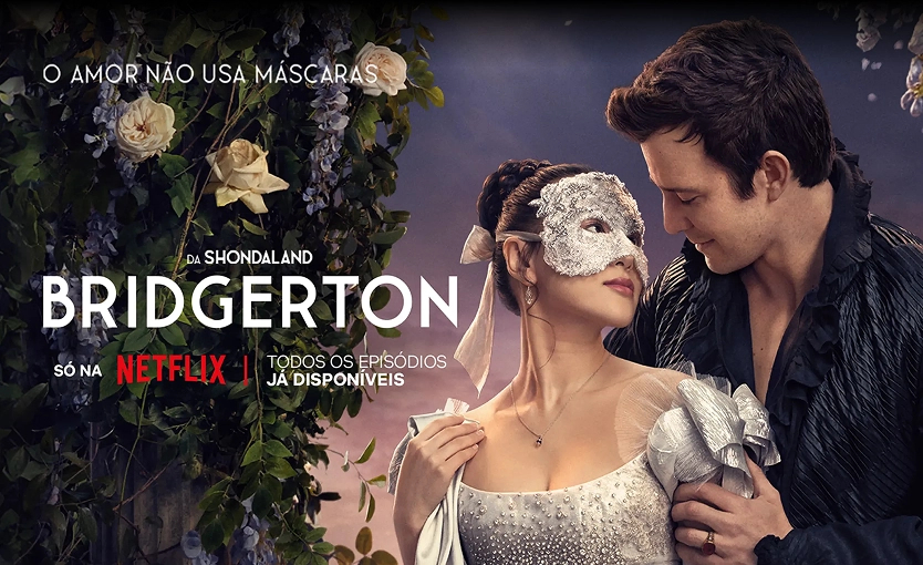 Imagem da serie Bridgerton, onde mostra o casal principal se abraçando em um jardim à noite.