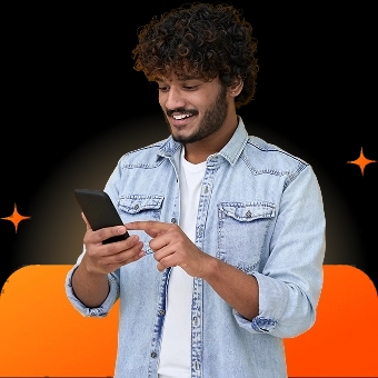 Homem pardo de camisa jeans usa um smartphone e sorri. Uma forma retangular com cantos arredondados está posicionada atrás dele. Pequenos ícones de brilho estão ao redor.