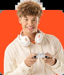 Um jovem imerso no mundo dos jogos, com fones de ouvido headset e um controle nas mãos.