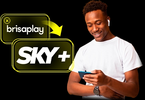 Homem assistindo pelo serviço sky+.