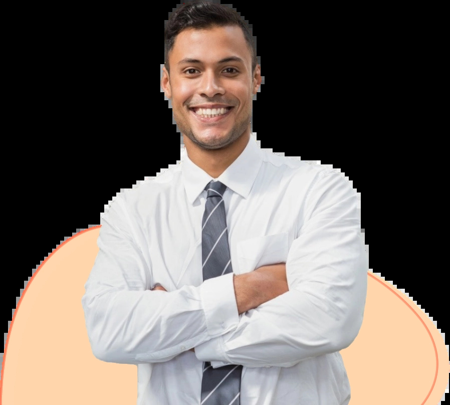 Um homem jovem com cabelo preto curto está sorrindo amplamente, vestindo uma camisa social branca e uma gravata cinza com listras diagonais. Ele está com os braços cruzados, transmitindo uma atitude amigável e confiante. Ele parece ser um profissional ou gerente.