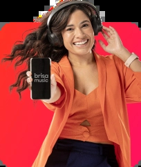 Uma mulher curtindo música, como celular na mão, exibindo o Brisamusic, seu serviço de streaming favorito.