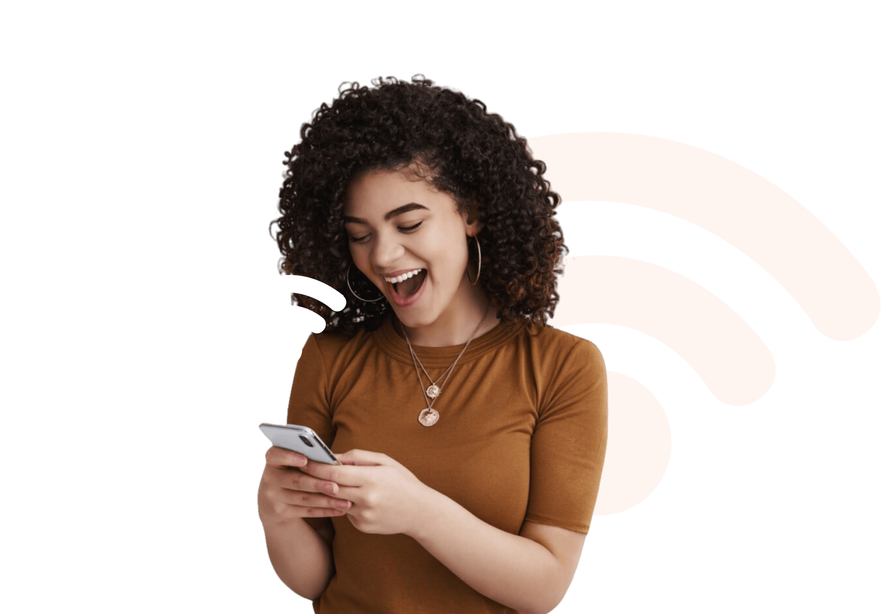 mulher rindo olhando para o seu smartphone