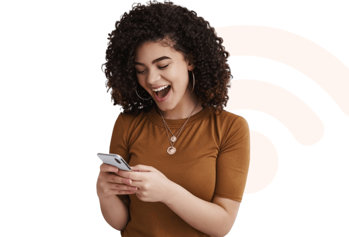 mulher rindo olhando para o seu smartphone