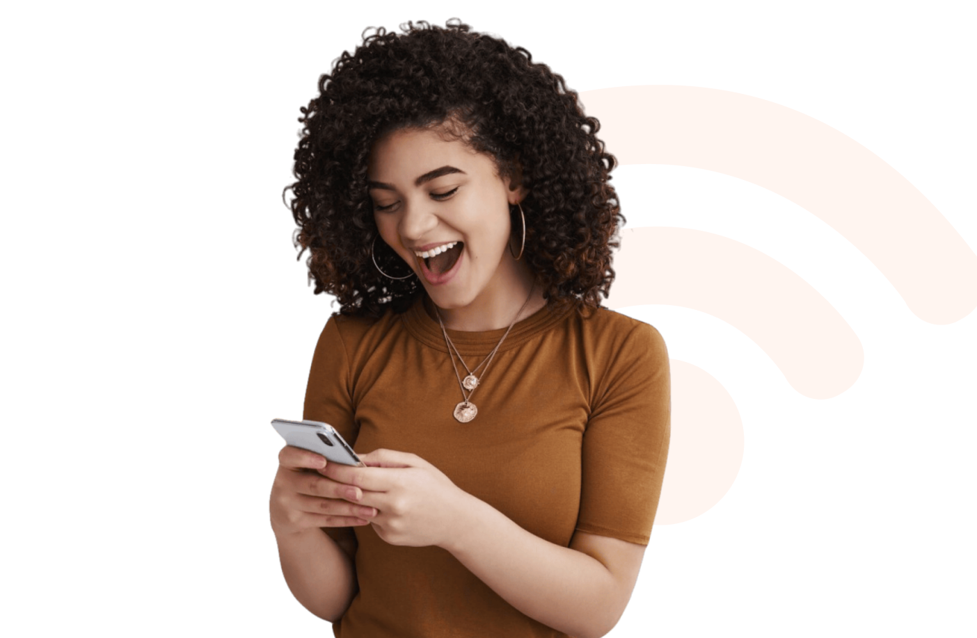 mulher rindo olhando para o seu smartphone