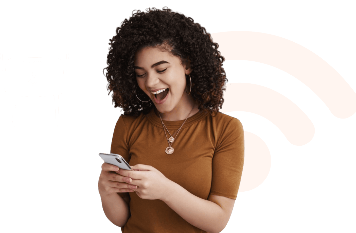 mulher rindo olhando para o seu smartphone