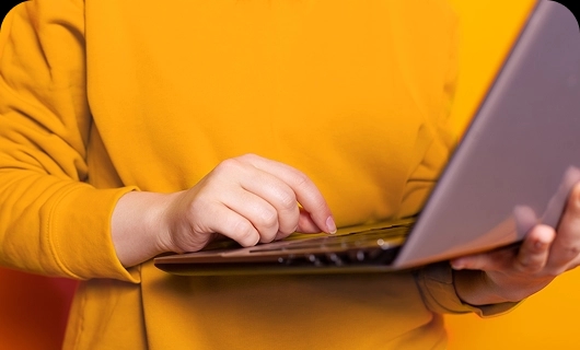 Uma mulher com um notebook