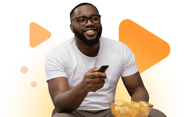 Homem assistindo pelo serviço brisplay.