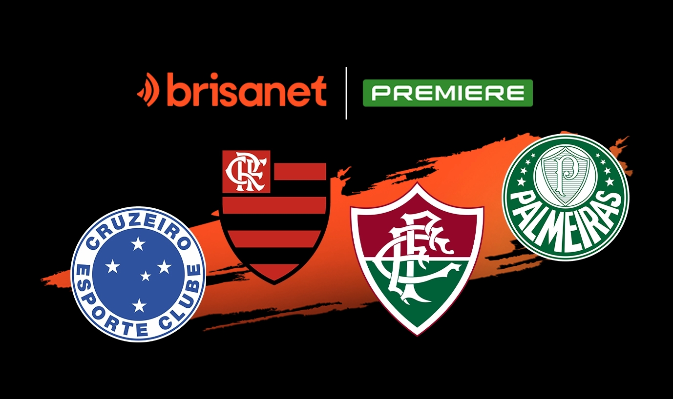 Três jogadores de times diferentes posam lado a lado em frente a um estádio iluminado, os uniformes são, respectivamente do Flamengo, Cruzeiro e Palmeiras.