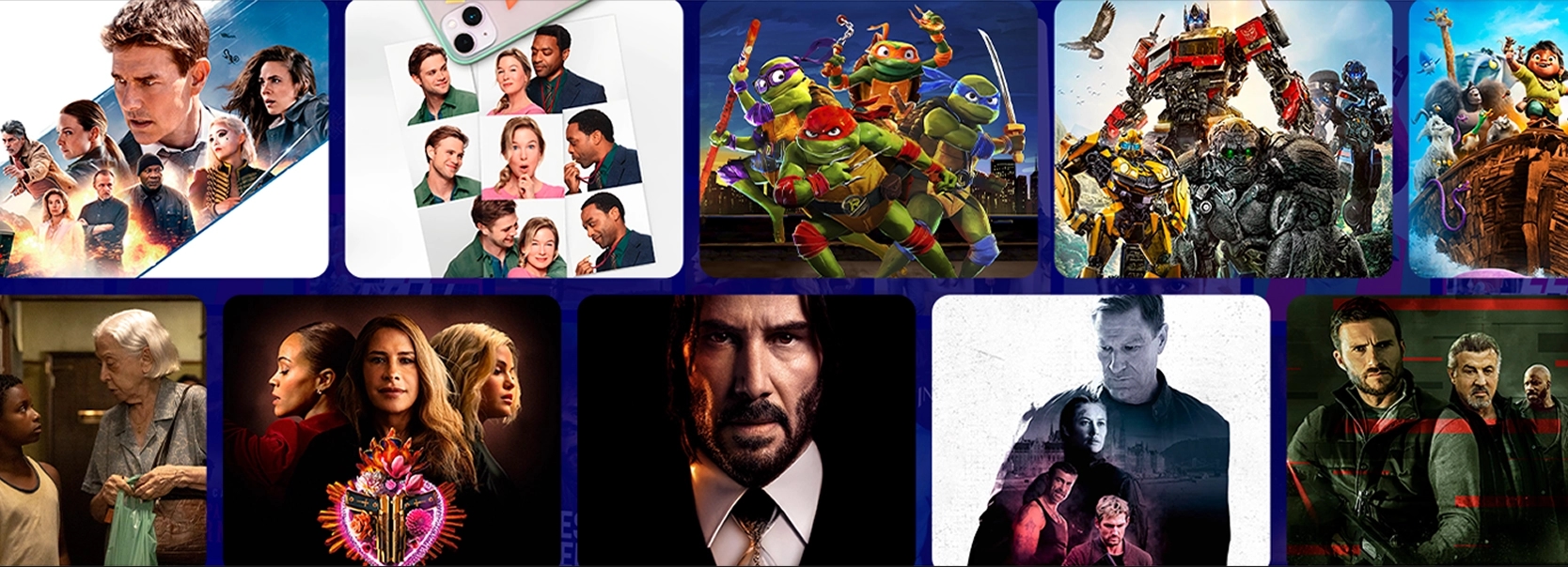 Mulher com controle remoto na mão e pipoca ao lado sentada em um sofá ao lado de uma criança. Ao fundo, um homem em péno balcão da cozinha, usando um laptop.