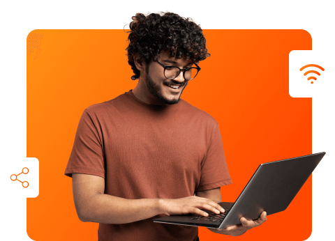 Homem feliz utilizando Notebook, ao seu redor existem símbolos que representam internet e compartilhamento.