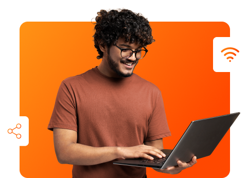 Homem feliz utilizando Notebook, ao seu redor existem símbolos que representam internet e compartilhamento.