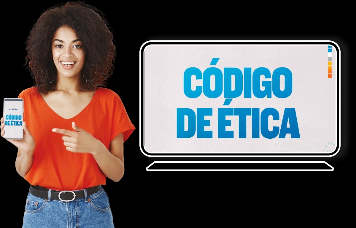 Mulher de pele preta e cabelos crespos sorrindo com um celular nas mãos mostrando o código de ética da Brisanet