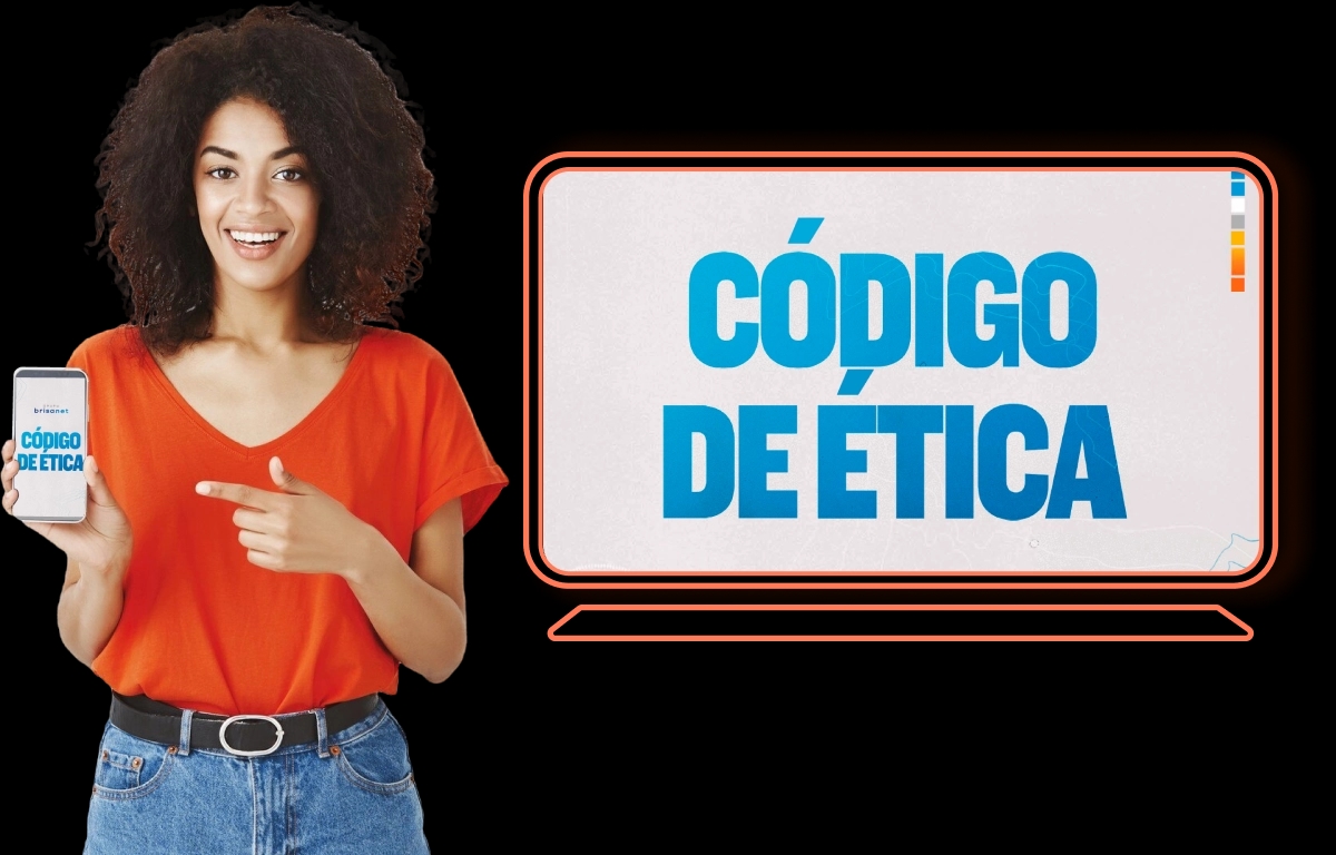 Mulher de pele preta e cabelos crespos sorrindo com um celular nas mãos mostrando o código de ética da Brisanet