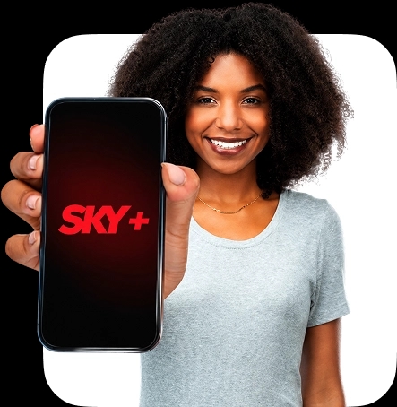 Mulher negra segura um smartphone em primeiro plano, exibindo a tela com o logotipo da SKY+. Uma forma quadrada com cantos arredondados está posicionada atrás dela.