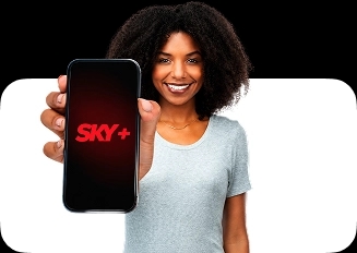 Mulher negra segura um smartphone em primeiro plano, exibindo a tela com o logotipo da SKY+. Uma forma quadrada com cantos arredondados está posicionada atrás dela.